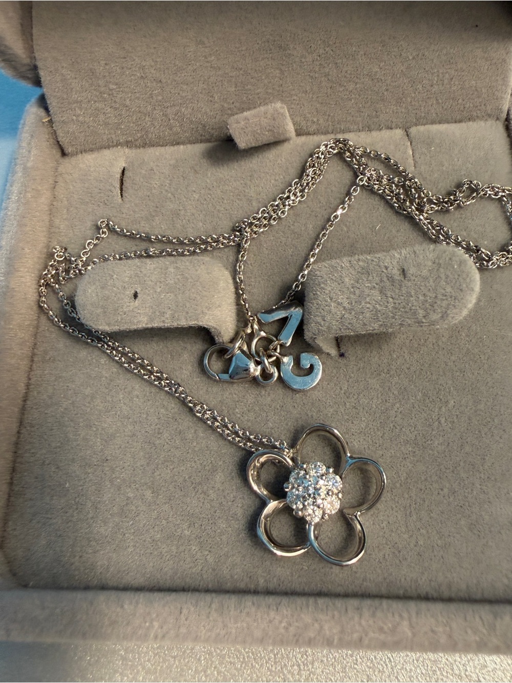 18K Giorgio Visconti ITALY White Gold Diamond Flower Necklace 7-Stone Cluster - Picture 6 of 7